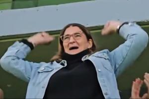 太出息了！姆巴佩妈妈现场观战，目睹儿子超绝任意球后振臂庆祝